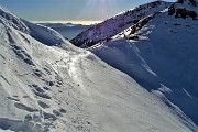 59 Traccia su neve dura solo di punte di ramponi...